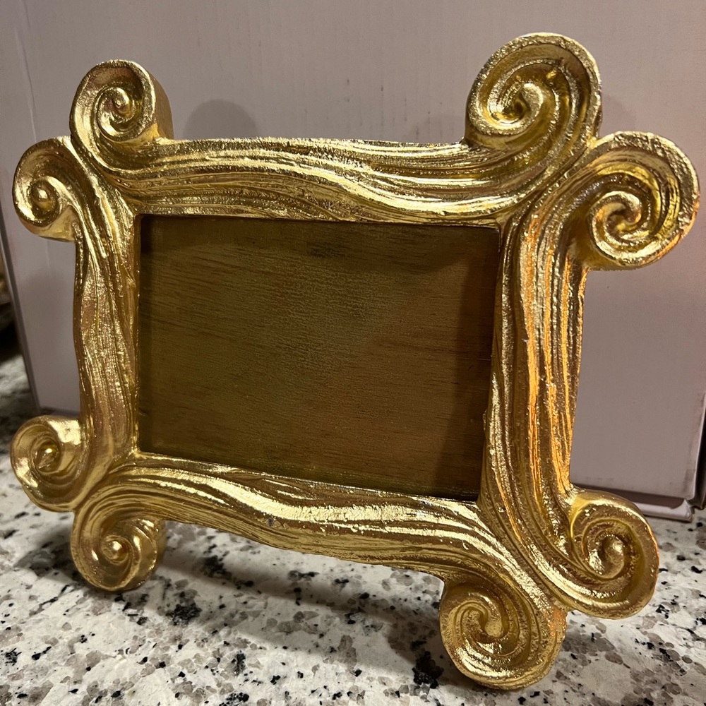 5x3” Gold Painted Figi Graphics Picture Frame with One Peg Ornate